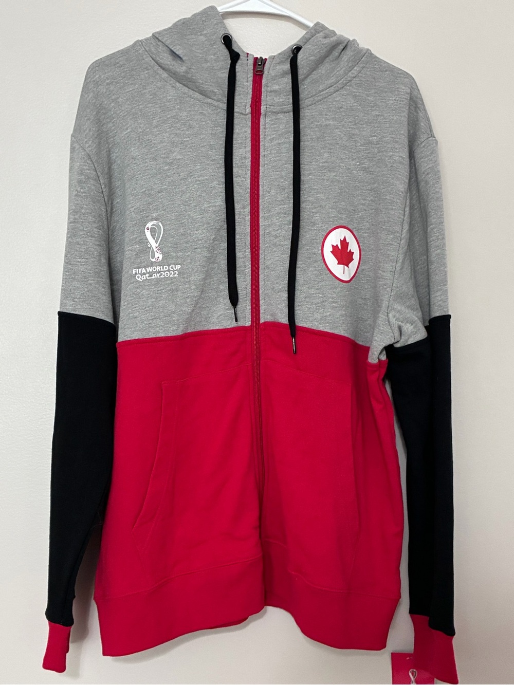 NWT! FIFA World Cup Qatar 2022 Canada Adult Zip-Up Hoodie, Size L
